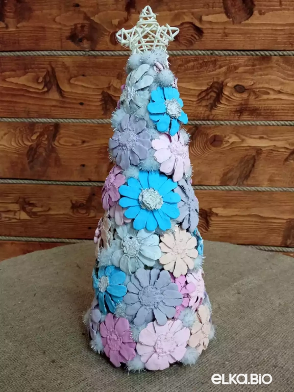 Настольная декоративная елка из цветков шишек Цветочная П55-В68