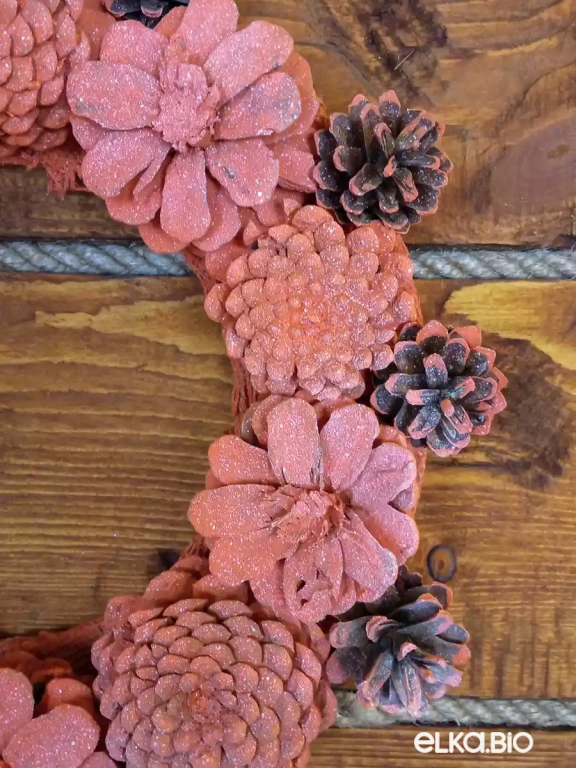 Венок декоративный из шишек Оранжевый А23-В18