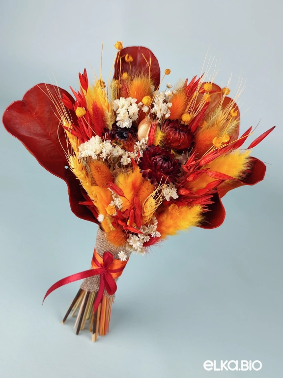Букет из красных, желтых сухоцветов и листьев маниока Т180-B107