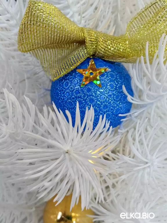 Настольная новогодняя елка из хвои с шарами и подсветкой Герда Т104-В73