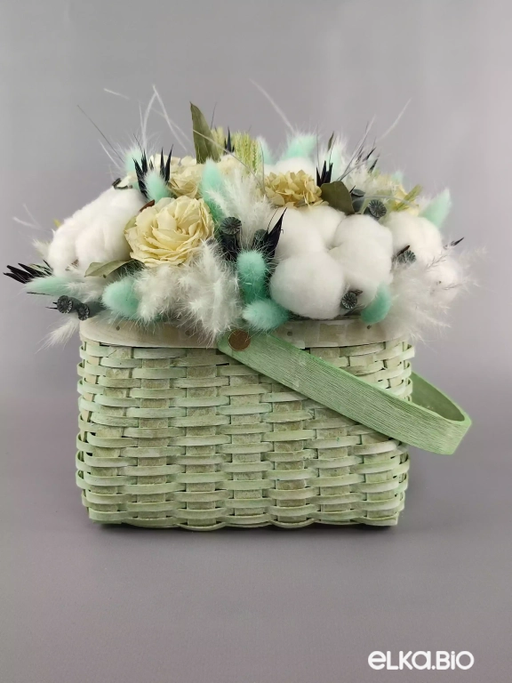 Композиция в корзине с хлопком и розами Ю61-B100