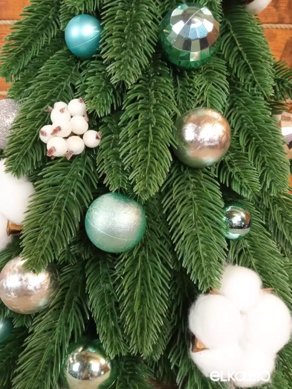 Настольная новогодняя елка из хвои и шаров Шепот Рождества А96-В81