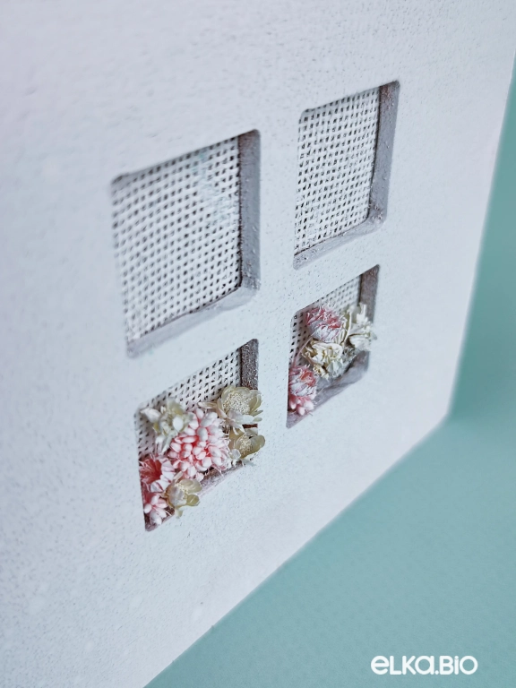 Композиция в кашпо из фаляриса, лагуруса и гелихризума А149-B107