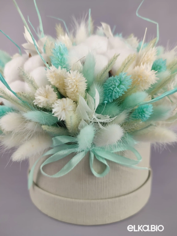 Композиция в шляпной коробке из лагуруса, фаляриса с цветками хлопка Т115-B100