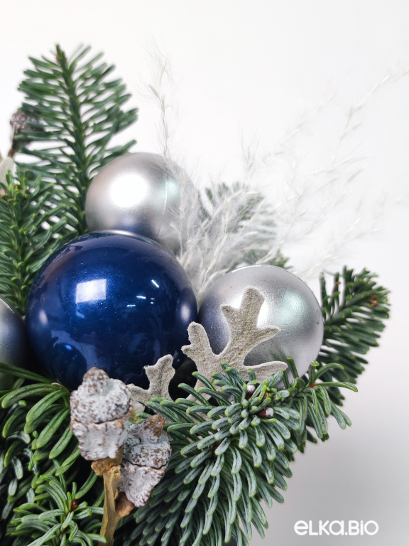 Композиция из нобилиса с синими и серебряными шарами Ж40