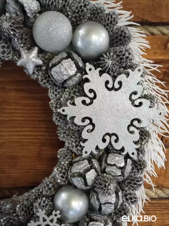 Новогодний венок из шишек с шарами Мир сновидений А56-В46