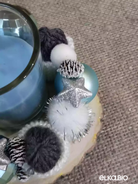 Композиция со свечой с шарами и шапочками Голубой очаг Ю18-В39