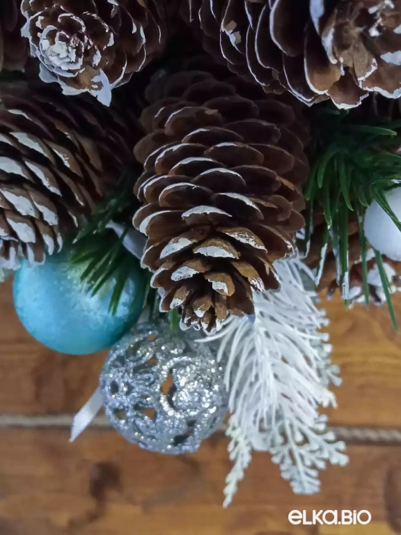 Подвесная композиция из шишек и лент Сказочный мир Т89-В53