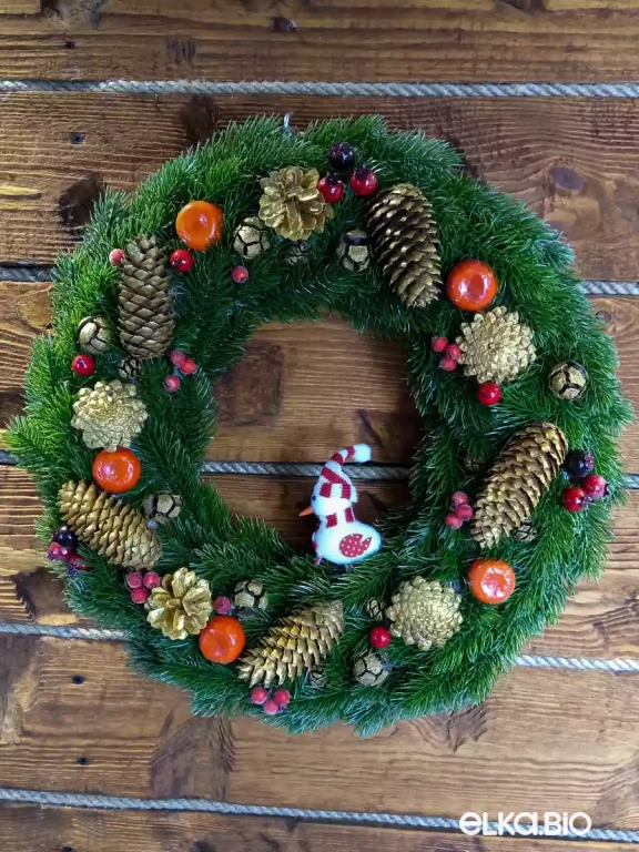 Новогодний венок из хвои и шишек Рождество П18-В17