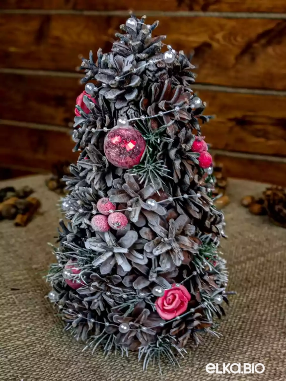 Настольная новогодняя елка из шишек Романтичная А25-В10