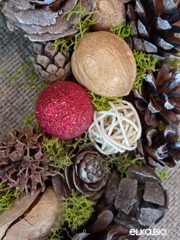 Венок из шишек сосны, кипариса, грецких орехов, пекана и желудей Лесной Т18-В15