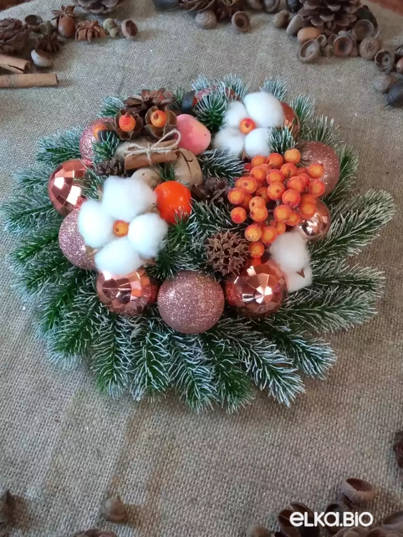 Новогодняя композиция из цветков хлопка и шаров Искорка П68-В35
