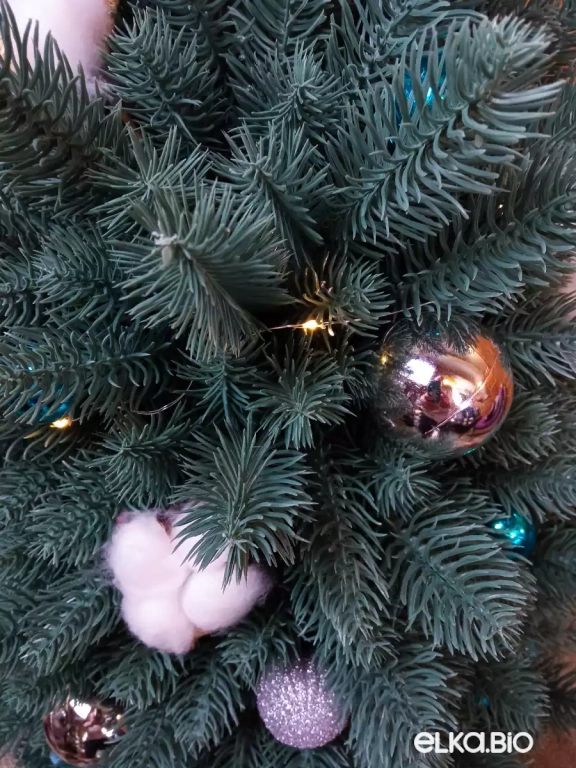 Настольнаяновогодняя елка из хвои с шарами Лесная грация Ю30-В49