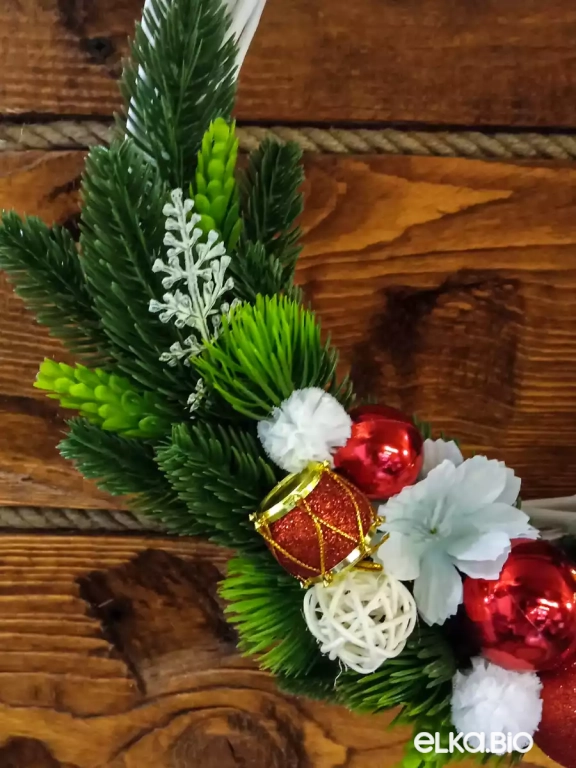 Новогодний венок из лозы с игрушкой Комната снов (красный) А71-В44