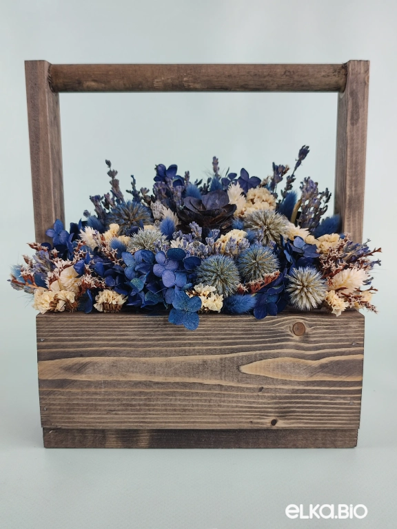 Настольная композиция в ящике из синих сухоцветов А154-B107
