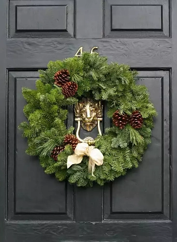 хвойный новогодний венок на двери
