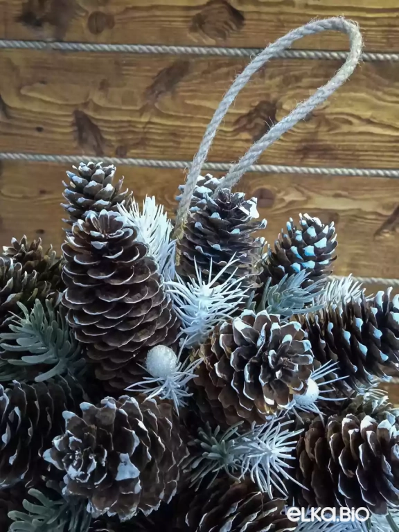 Декоративный шар из еловых шишек Сияние праздника Т67-В30