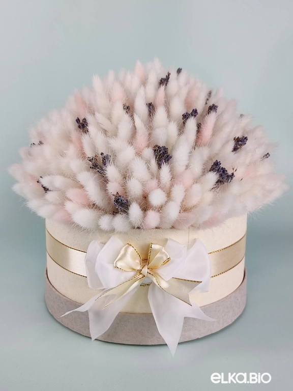 Композиция в шляпной коробке из белого и розового лагуруса А127-B103