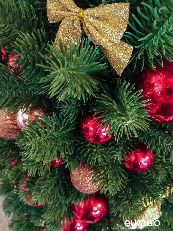 Настольная новогодняя елка из хвои с шарами Рождественская классика Ю31-В59