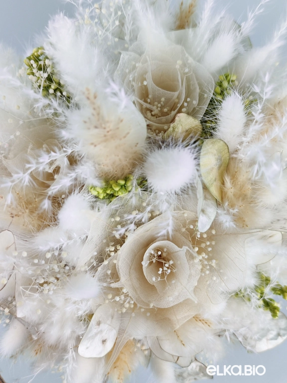 Композиция из белых цветов в корзине Б67-B103