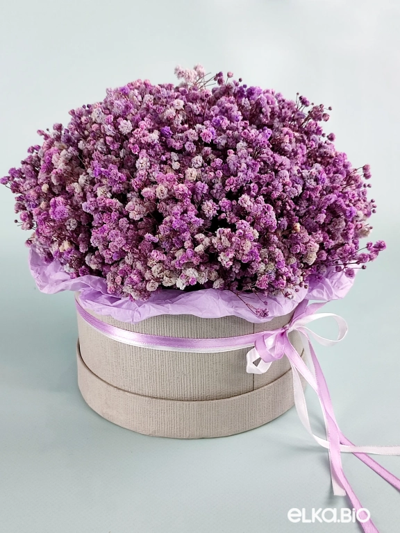 Композиция из цветов гипсофилы в шляпной коробке А126-B103