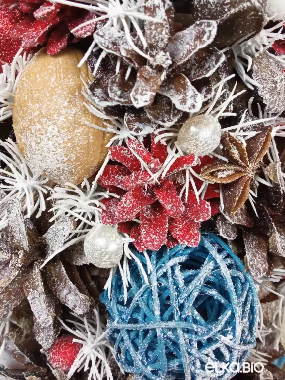 Настольная новогодняя елка из шишек Россия Т13-В12