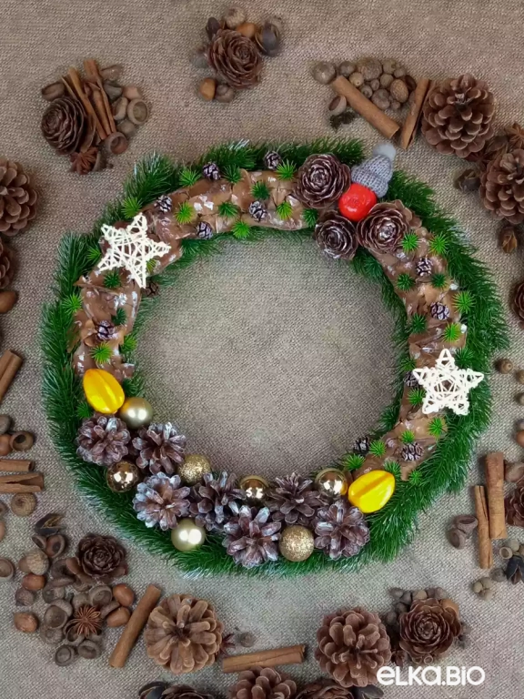 Новогодний венок из хвои с шишками Мандарин в шапочке П32-В16