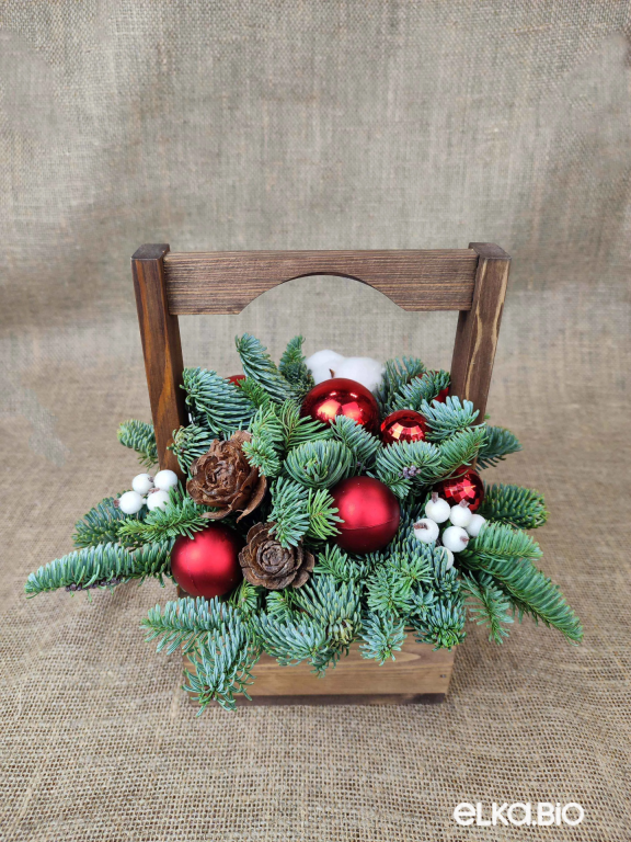 Композиция из веток пихты Нобилис "Рубиновое сокровище" Б127