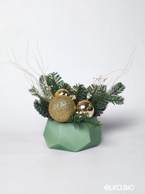 Композиция из нобилиса с золотыми шарами Ж39