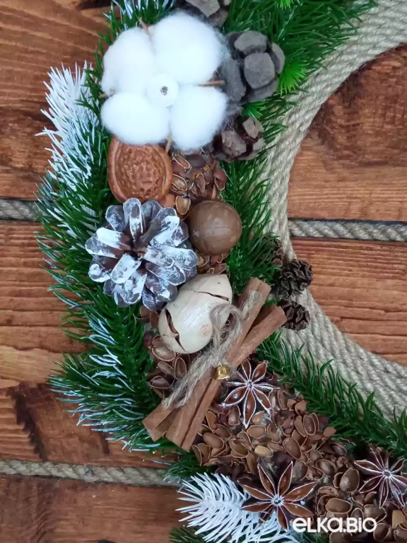 Венок декоративный из пекана, шелухи кедровых орехов Ореховый П9-В17