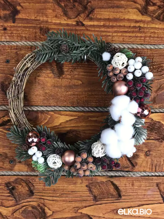 Венок декоративный из лозы и хвои Ягодный А1-В9