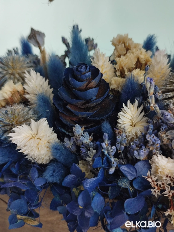 Подвесная композиция из белых и синих сухоцветов А155-B107