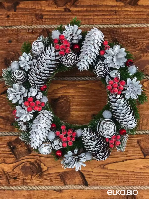 Венок декоративный из шишек Зимняя ягода А12-В7