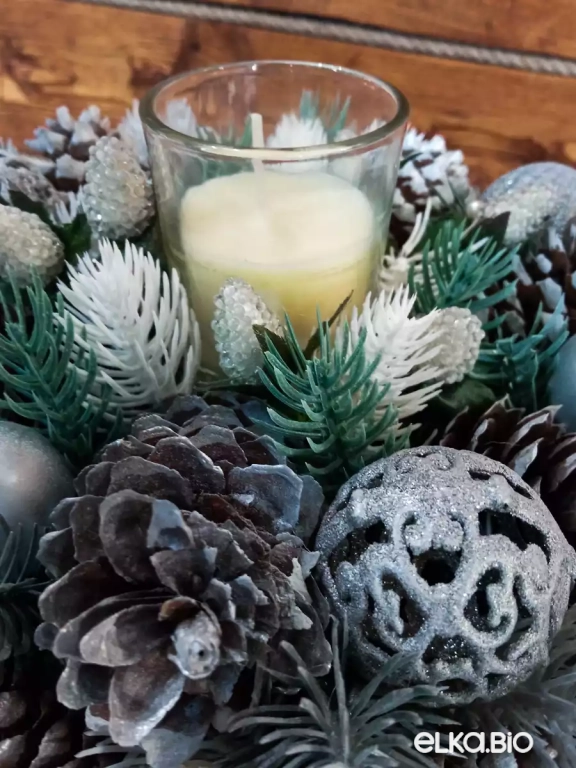 Настольная композиция с шишками, шарами и лентами Торжественный случай Т84-В52