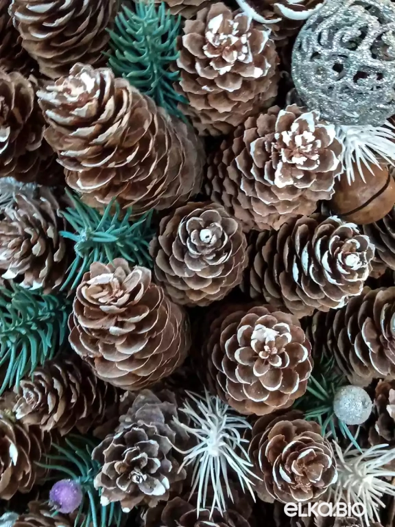 Настольная новогодняя елка из еловых шишек Совершенство Т70-В22+22А