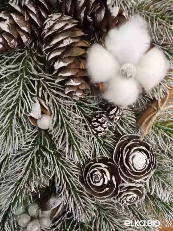 Подвесная композиция из хвои, шишек и цветков хлопка Зимний рай П46-В33