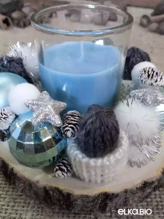 Композиция со свечой с шарами и шапочками Голубой очаг Ю18-В39