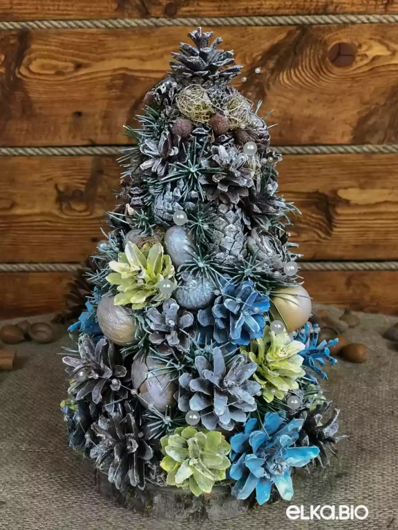 Настольная довогодняя елка из шишек и грецкого ореха Жемчужная Т5-В3
