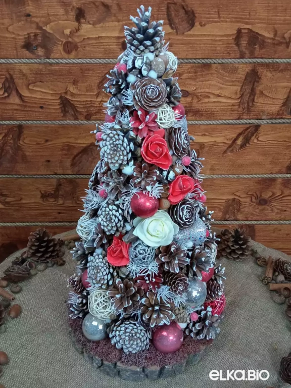 Настольная новогодняя елка из шишек сосны и шаров Багрянцевая Т98-В49