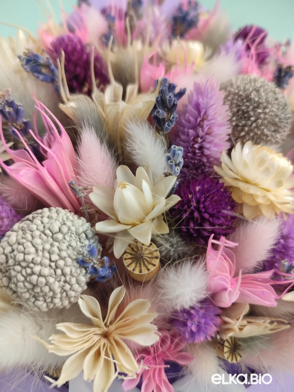 Композиция из сиреневых сухоцветов в деревянном конверте Т210-B116