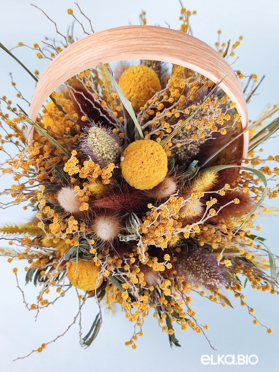 Корзина с цветами мимозы и лагуруса Т144-B103 Корзина с цветами мимозы и лагуруса Т144-B103