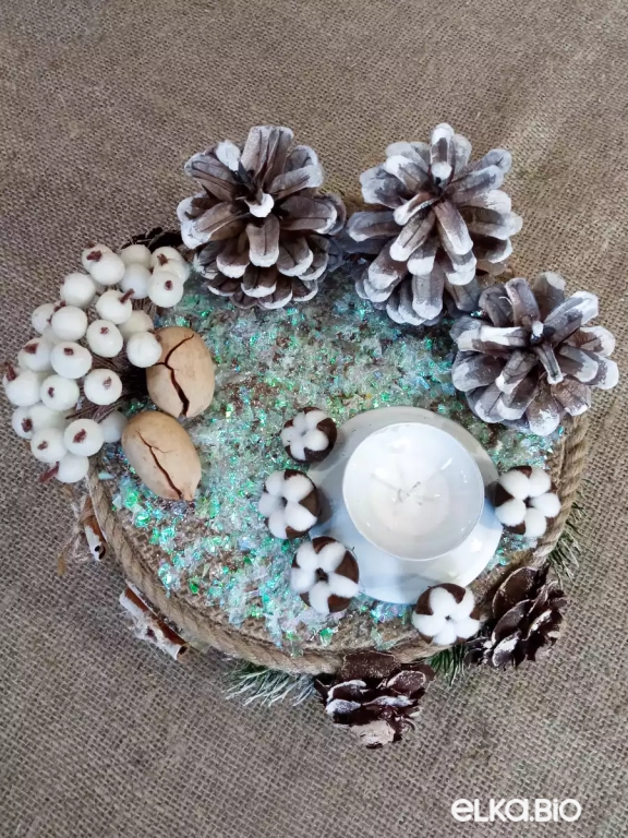 Подсвечник из шишек и ягод Свет в окне П76-В69