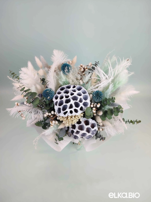 Необычный букет с лотосом и перьями страуса Б108-B112