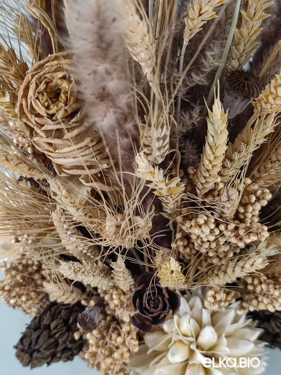Композиция из пшеницы и сухоцветов в корзине Б89-B109