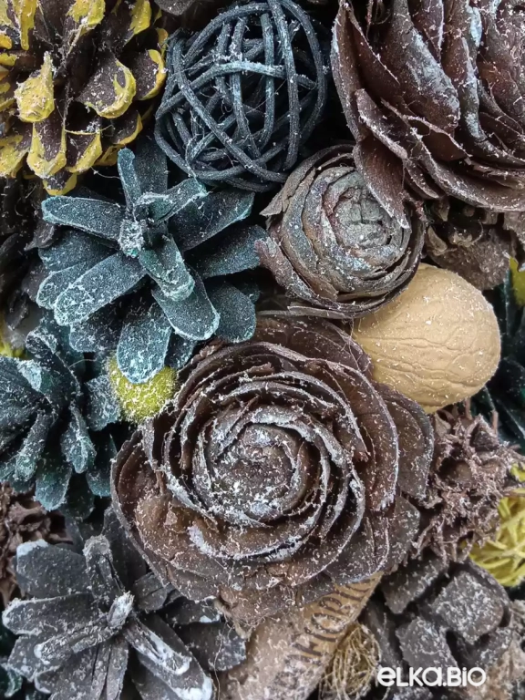 Настольная новогодняя елка из шишек Выдержанная Т21-В12