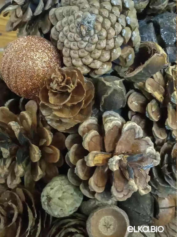 Настольная новогодняя елка из шишек Элегантность Т72-В28