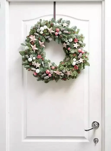 красивый новогодний венок на двери