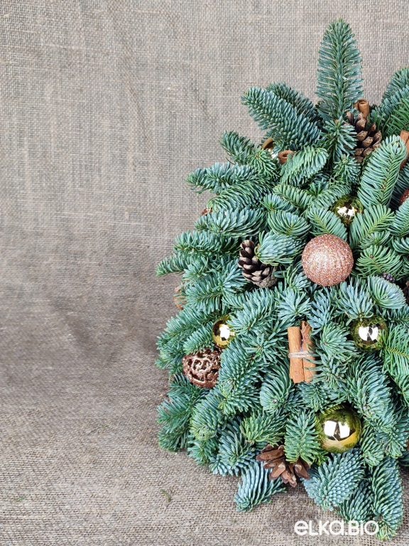 Настольная елка из веток пихты Нобилис Золотая помпушка Ю36-В700