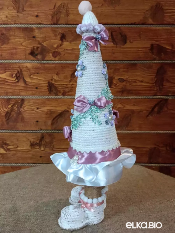 Настольная декоративная елка на ножках Девочка-зима Т96-В66