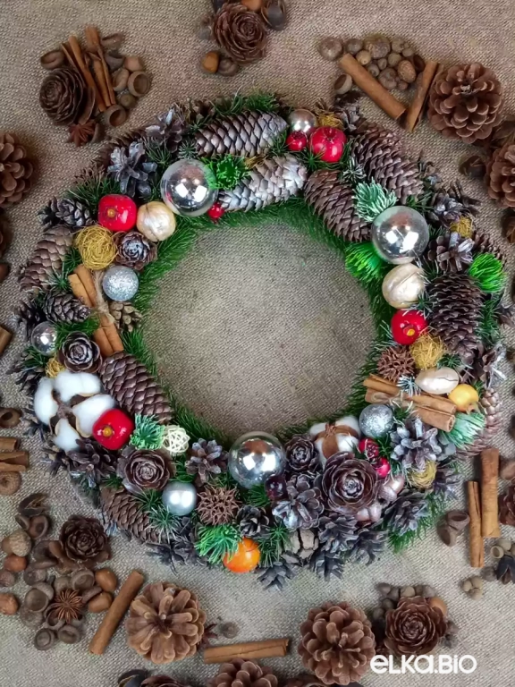 Новогодний венок из сосновых шишек и декора Изобилие Т27-В16 Новогодний венок из сосновых шишек и декора Изобилие Т27-В16